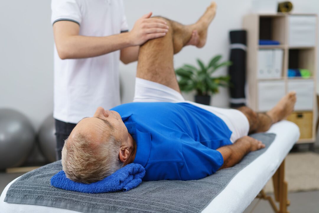 massaggio al ginocchio per l'artrosi