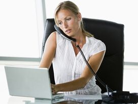 Lavoro sedentario e tenendo la spalla del telefono - Le cause dell'osteocondosi cervicale