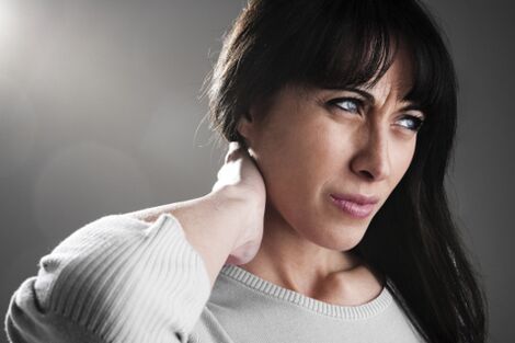 Una donna ha l'osteocondosi del collo