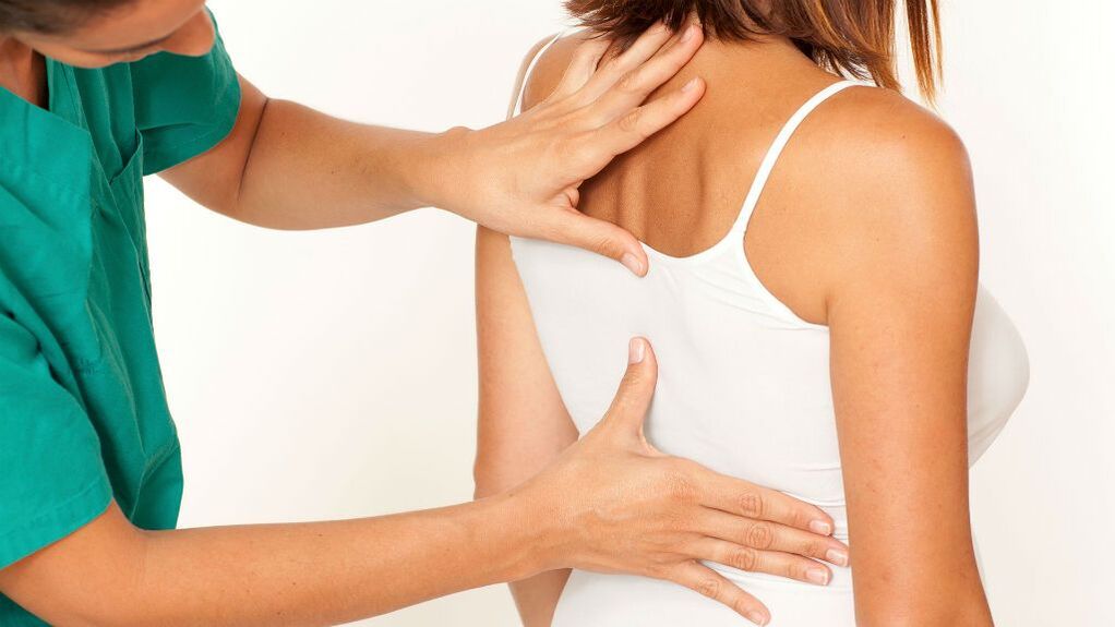 esame da parte di un medico per l'osteocondrosi toracica