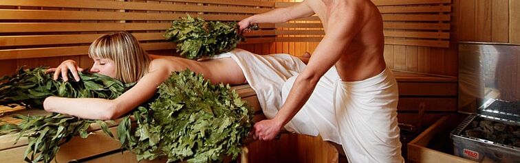 Massaggio con una scopa in uno stabilimento balneare per la prevenzione dell'osteocondrosi