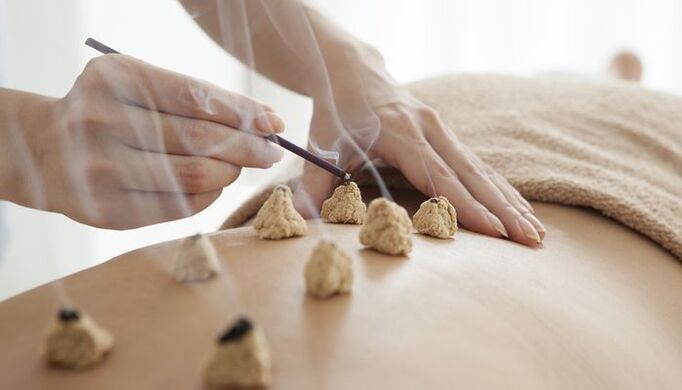 Riscaldamento dei punti bioattivi sulla schiena per l'osteocondrosi