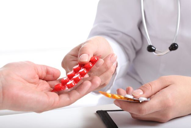 il medico dà pillole per curare l'osteocondrosi